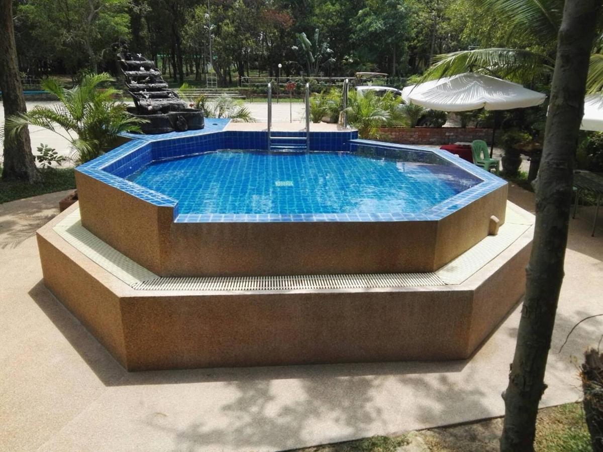 Isaan Perazim Park Hotel Roi Et Buitenkant foto